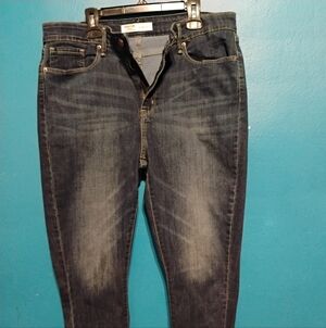 Ladies Levi' Mid-rise Capri Blue Jeans